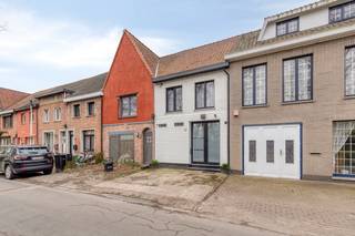 Ben je op zoek naar een gezellige woning met buitenruimte in Kruibeke? Je komt de woning binnen via de inkomhal met apart toilet en praktische...