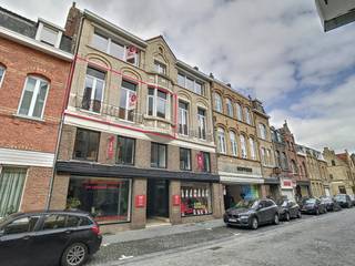 Indeling:Verdieping +2:-Gezellige en lichtrijke leefruimte (18m²)-Keuken (6m²)-Slaapkamer 1 (7m²) -Slaapkamer 2 (10m²)- Badkamer- Inkom met apart toilet- bergingHeb je interesse in dit appartement in Ieper? Bezoek www.dewaele.com, klik op de rode knop ‘Bezoek aanvragen’ en vul het huurdersprofiel in. Zodra dit gebeurd is, nemen wij contact met je op om een bezoek in te plannen.