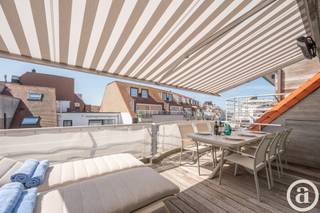 Ruim en lichtrijk duplex-penthouse met 3 volwaardige slaapkamers en een riant, zuidgericht zonneterras, uitstekend gelegen nabij het Rubensplein en op wandelafstand van de zee.<br /><br />Op de vijfde verdieping bevindt zich de ruime en lichtrijke leefruimte met zit- en eethoek, aansluitend op de open keuken. Vanuit de leefruimte is er directe toegang tot het royale, zuidgerichte zonneterras. De zesde verdieping omvat drie volwaardige slaapkamers, waarvan de master bedroom beschikt over een ensuite badkamer. Daarnaast is er een afzonderlijke douchekamer.<br /><br />Verder beschikt het appartement over een privatieve kelderberging en een fietsenberging in de residentie. Een mooie opportuniteit voor wie op zoek is naar een ruim penthouse met een zonnig terras, op een uitstekende ligging in Knokke. Exclusief te koop bij Alex Dewulf.