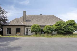 Deze charmante woning bevindt zich langs de Bruggesteenweg in Gits met een ruim perceel en prachtige verzichten. Aan de voorzijde beschikt ze over een ruime parking, die desgewenst kan worden omgevormd tot een mooie oprit met voortuin. De woning is zeer ruim en beschikt over 312 m² bewoonbare oppervlakte! De woning is volledig gelijkvloers, heeft drie slaapkamers, volledig onderkelderd en geniet mooie, ruime volumes. De grote tuin biedt tal van mogelijkheden voor ontspanning en spelende kinderen. Voor de woning is er tal van parking voorzien.INDELINGGelijkvloers:- Praktische inkomhal met gastentoilet- Lichtrijke woonkamer- Ruime eetplaats- Keuken- Aangelegde tuin- 3 Slaapkamers- BadkamerTroeven:- Ruim perceel met landelijk verzicht- Geen renovatieverplichting- 3 Slaapkamers- Vlotte bereikbaarheid van winkels, scholen en invalswegen