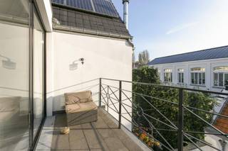 Viewing requests are handled by email.Behind the impressive façade of this listed 16th-century building, discover this trendy 3-bedroom apartment,...