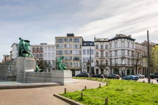 <p>Dit studioappartement van ca 27 m² bevindt zich op een heerlijke locatie. Vlakbij de Leopold de Waelplaats en de Marnixplaats en op wandelafstand van verschillende restaurants, cafeetjes en winkels. Een vlotte bereikbaarheid is gegarandeerd dankzij de nabijheid van belangrijke invalswegen.</p>
<p>De studio bestaat uit een aangename slaapkamer met houten vloer en zicht op de Lambermontplaats, een badkamer met douche, lavabo en toilet en een volledig ingerichte keuken met kookvuur, koelkast met vriesvak, oven en vaatwasser. Dankzij de hoekligging geniet het appartement van een aangename lichtinval en prachtig zicht over het plein.</p>
<p>De gemeenschappelijke lasten en kosten voor verbruik van water en elektriciteit zijn reeds begrepen in de huurprijs.</p>
<p>Beschikbaar vanaf 15 mei 2026.</p>