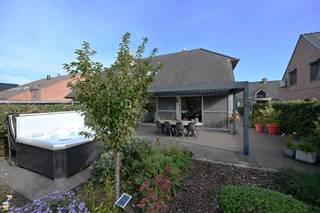 Halfopen bebouwing op 375 m² met :<br /><br />Gelijkvloers: <br />• inkom<br />• gastentoilet <br />• lichtrijke leefruimte uitkijkend op terras en tuin <br />• open keuken (2019) voorzien van composiet werkblad, inductie kookplaat, vaatwasser, oven, combi oven, spoelbak<br />• berging<br />• garage<br /><br />Verdiep: <br />• 3 slaapkamers <br />• vernieuwde badkamer (2022) met ligbad, inloopdouche, dubbel lavabomeubel, toilet<br /><br />Tuin: <br />• westelijk georiënteerd <br />• overdekt betonterras met overkapping van het merk Brustor <br />• berging / tuinhuis <br /><br />Faciliteiten :<br />• centrale verwarming en sanitair warm water op aardgas, combi condensatieketel van het merk Bulex <br />• radiatoren op gelijkvloers en verdiep, pelletkachel op gelijkvloers <br />• aluminium ramen met hoog rendement beglazing voorzien van vliegramen<br />• velux ramen voorzien van elektrisch bedienbare zonnescreens<br />• regenwaterput (10.000 liter) voor wasmachine, toilet op gelijkvloers, spoelbak garage <br />• boorput 7 meter voor tuin <br />• zonnepanelen 12 x 330 WP = 3.930 WP met groenestroomcertificaten van € 450 van 2009 - 2029<br />• alarminstallatie<br /><br />EPC-label B : 143 kWh / (m² jaar) > géén renovatieplicht <br />Elektrische keuring : conform tot 08.12.2028<br />Prijs € 489.000<br />Meer info ? 📞 +32 486 20 67 65 📧 katleen@zakenkantoor-roels.be 🌐 www.zakenkantoor-roels.be