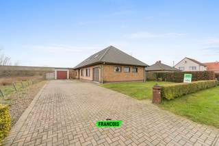 In de Brugsestraat 188 te Zedelgem bevindt zich deze karaktervolle en ruime gezinswoning (bouwjaar 1972) met maar liefst 277 m²...