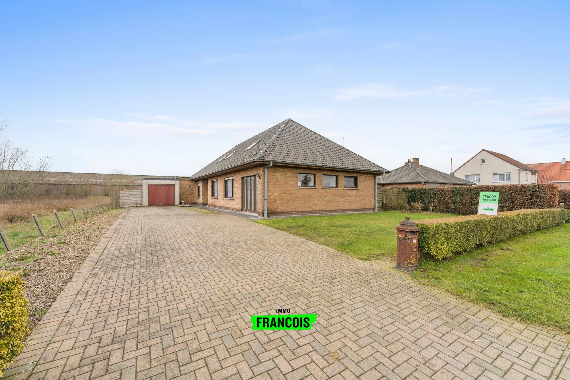 Ruime gezinswoning met 6 slaapkamers op perceel van 1.441 m² te Zedelgem - foto 2