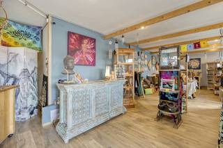 Vous cherchez à acheter un bien commercial dans la région de Sint-Pieters-Leeuw ? Ce local commercial polyvalent, que nous proposons à la vente,...