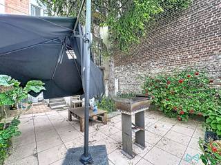 Info & bezichtigingen: maxime.l@weinvest.be of 02 315 77 22 – WWW.WEINVEST.BE<br /><br />Zeldzame kans voor investeerders of een familieproject! Ideaal gelegen vlak bij het Josaphatpark, winkels en openbaar vervoer (tram 7, Lambermont), ontdek dit opbrengstpand met 3 eenheden dat na opknapbeurt een prachtig rendementspotentieel biedt.<br /><br />Het pand bestaat uit:<br /><br />Begane grond: Charmant appartement met 1 slaapkamer, bestaande uit een lichte woonkamer, keuken, badkamer, wasruimte en een grote inrichtbare ruimte in de kelder. Buiten: een groot terras en een enorme tuin, een zeldzaamheid in de buurt! (EPB: G)<br /><br />1e verdieping (± 82 m²): Rustig en licht appartement met 2 slaapkamers, voorzien van een hal (intercom), gezellige woonkamer, gedeeltelijk ingerichte keuken, doucheruimte met toilet en een eigen kelder. (EPB: G – 417 kWh/m²/jaar)<br /><br />2e & 3e verdieping: Ruime duplex met 4 slaapkamers. Op het eerste niveau bevinden zich de leefruimtes en 2 slaapkamers; het tweede niveau biedt 2 extra slaapkamers en een berging. Ideaal voor een gezin of een woongemeenschap. (EPB: G – 854 kWh/m²/jaar)<br /><br />Technisch: Individuele gasverwarming, elektriciteit niet conform, klein mede-eigendom met lage lasten. Opknapwerkzaamheden nodig om het geheel naar eigen smaak in te richten.<br /><br />Een strategische kans die u snel moet ontdekken!