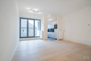 <p><span>Tel.: 0456 87 27 16 / E-mail: </span><span>juliana.t@weinvest.be</span></p>
<p><span>We Invest stelt u met plezier dit mooie appartement met 1 slaapkamer van ongeveer 60 m² voor, gelegen in Oudergem, in een </span><strong><span>zeer recent gebouw</span></strong><span>.</span></p>
<p><span>Het appartement bestaat uit een leefruimte, een keuken, een comfortabele slaapkamer en een doucheruimte. Daarnaast beschikt het over een </span><strong><span>aangenaam terras</span></strong><span>, ideaal om dagelijks van een buitenruimte te genieten.</span></p>
<p><span>Het appartement beschikt eveneens over een </span><strong><span>wasruimte</span></strong><span> en een </span><strong><span>apart toilet</span></strong><span>, gescheiden van de doucheruimte, wat zorgt voor extra comfort en functionaliteit.</span></p>
<p><span>De woning geniet van een bijzonder praktische ligging in Oudergem. De buurt biedt een vlotte toegang tot winkels en dagelijkse voorzieningen en beschikt over een uitstekende verbinding met het openbaar vervoer. Metrolijn 5, verschillende buslijnen en tram 25 zijn gemakkelijk bereikbaar.</span></p>
<p><span>Ook het </span><strong><span>Delta Ziekenhuis</span></strong><span> bevindt zich in de nabije omgeving, net als de belangrijkste verkeersassen, waaronder de E411 en de Ring, waardoor u zich gemakkelijk naar Brussel en de omliggende gemeenten kunt verplaatsen.</span></p>
<p><strong><span>Parking: €100 verplicht</span></strong><br /><strong><span>Lasten: €175</span></strong><br /><strong><span>Huurtermijn: minimum 3 jaar</span></strong><br /><strong><span>EPC: B</span></strong></p>
<p><strong><span>Te bezoeken zonder uitstel!</span></strong></p>
<p><span>Ontdek meer exclusieve panden op </span><span>www.weinvest.be</span></p>