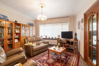 Ruime instapklare gezinswoning met tuin, garage en staanplaats in residentiële woonkern van Zele. Ook ideaal als investering! (Verhuurd)<br /><br />Deze mooie woning aan de Avil Geerincklaan combineert een praktische indeling met comfortabele leefruimtes en een centrale ligging nabij openbaar vervoer en het centrum van Zele. De woning beschikt over een aangename tuin, een garage en een staanplaats achteraan die rechtstreeks toegankelijk zijn vanuit de woning, wat zorgt voor extra gebruiksgemak. Met 3 volwaardige slaapkamers en een ruime zolder van 45 m² biedt deze woning bovendien potentieel voor een extra kamer, hobbyruimte of bureau. Dankzij het EPC-label C geniet u van een degelijke energieprestatie. Een ideale woning voor gezinnen die ruimte en een vlotte bereikbaarheid zoeken.<br /><br />Belangrijkste ruimtes:<br />• Inkomhal (18 m²) met toegang tot de leefruimtes<br />• Ruime woonkamer (34 m²) met aangename lichtinval<br />• Eetkamer (15 m²) aansluitend aan de keuken<br />• Keuken (8 m²) met praktische indeling<br />• Apart toilet (2 m²) met handenwasser<br />• Wasplaats (6 m²) met aansluiting voor wasmachine en droogkast<br />• Badkamer (6 m²) met ligbad, toilet en wastafel in meubel<br />• Slaapkamer (17 m²)<br />• Slaapkamer (18 m²)<br />• Slaapkamer (9 m²)<br />• Zolder (45 m²) met mogelijkheid tot extra kamer<br />• Tuin met directe toegang naar garage en staanplaats<br /><br />Troeven:<br />• Instapklare gezinswoning met tuin<br />• Prima investering!<br />• Garage en staanplaats achteraan met directe toegang tot de woning<br />• 3 volwaardige slaapkamers en uitbreidingsmogelijkheid op zolder<br /><br />Neem vandaag nog contact op voor een bezoek.<br /><br />JOUW DROOMHUIS. ZO GEVONDEN!