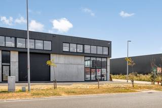 Zoekt u een instapklare en vlot bereikbare werk- of opslagruimte als investering of voor eigen gebruik? Dit functionele magazijn bevindt zich op het gelijkvloers en is direct beschikbaar bij akte. Dankzij de slimme indeling benut u de ruimte optimaal voor opslag, atelier of een combinatie met kantoor.<br /><br />Belangrijkste kenmerken:<br /><br />Gelijkvloers: 150 m² bruikbare oppervlakte<br />Mezzanine: 48 m² extra ruimte voor opslag of kantoor<br />Toegang: Dubbele toegangsdeur (1,45 m B x 1,75 m H)<br /><br />Voorzieningen & Extra’s:<br /><br />Elektriciteit: Krachtstroom (400V) aanwezig en volledig conform<br /><br />Parkeergelegenheid: Inclusief 2 privé-parkeerplaatsen<br /><br />Mogelijkheid tot aankoop onder BTW-stelsel!<br /><br />Plan vandaag nog uw bezoek en ontdek de mogelijkheden van dit bedrijfsvastgoed!<br /><br />Bestuursmaatregelen in het maatregelenregister: nee