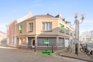 Wonen of werken in het hart van Zottegem, met alles binnen handbereik. Deze woning is gelegen op een uiterst centrale en zichtbare locatie, in de onmiddellijke nabijheid van winkels, restaurants, openbaar vervoer, sportfaciliteiten en andere voorzieningen. Dankzij deze ligging is het pand niet alleen interessant als gezinswoning, maar ook bijzonder geschikt voor wie wonen en werken wenst te combineren.<br /><br />De woning is te renoveren en biedt tal van mogelijkheden om ze volledig naar eigen smaak en behoeften in te richten. Op het gelijkvloers bevindt zich een inkomhal met aansluitend een apart bureau, ideaal voor een zelfstandige activiteit of thuiskantoor. Verder zijn er een leefruimte met zithoek en eetplaats, een aparte keuken, een berging en een inpandige garage. Daarnaast is er ook een kelder aanwezig, wat extra opbergruimte biedt.<br /><br />Op de eerste verdieping bevinden zich twee ruime slaapkamers, een aparte leefruimte en een bijkomend keukengedeelte. Deze verdieping leent zich perfect tot herinrichting, bijvoorbeeld tot extra slaapkamers, een tweede badkamer of een aparte woonentiteit, afhankelijk van uw plannen.<br /><br />Tot slot beschikt de woning over een ruime zolder, bereikbaar via een vaste trap, die verdere uitbreidingsmogelijkheden biedt.<br /><br />Graag meer info en/of een bezoek? Geef ons gerust een seintje! <br /><br />