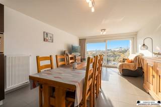 <p>Situé dans la Kapelstraat, au centre de Bredene, cet appartement de deux chambres est magnifiquement entretenu. Grâce à son emplacement unique offrant une vue dégagée sur les dunes et à la proximité des commerces (à seulement 20 mètres), il constitue un excellent choix, que ce soit comme investissement, résidence secondaire ou résidence principale.</p><p>L'appartement est actuellement loué et offre un rendement brut de près de 3,5 %. La reprise du bail de l'actuel locataire est possible. De plus, le bail d'un garage fermé (environ 100 € par mois) peut également être repris.</p><p>L'ascenseur vous permet d'accéder au deuxième étage. Vous entrez dans le salon lumineux doté d'une cuisine ouverte et entièrement équipée. Les grandes baies vitrées et la large baie coulissante donnant sur la terrasse à l'avant offrent une abondance de lumière naturelle et une magnifique vue dégagée sur les dunes de Bredene.</p><p>Depuis le couloir, vous accédez à des toilettes séparées, à un débarras pratique équipé de branchements pour une machine à laver et un sèche-linge, ainsi qu’à la salle de bains, équipée d’un lavabo, d’une baignoire et d’une douche.</p><p>À l'arrière de l'appartement se trouvent deux chambres spacieuses, dont l'une donne accès à une terrasse ensoleillée orientée au sud.</p><p><strong>Les principaux atouts :</strong></p><ul><li>Une vue unique sur les dunes, en plein cœur du centre-ville</li><li>Idéal comme investissement, résidence secondaire ou résidence principale</li><li>Deux chambres spacieuses et deux terrasses </li><li>Possibilité de louer un garage</li></ul><p><br />En résumé, un appartement prêt à emménager, situé dans un emplacement de choix, offrant un beau rendement et toutes les commodités à portée de main. N'hésitez pas à nous contacter pour plus d'informations ou pour organiser une visite.</p>