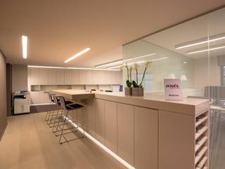 Het kantoor van 166m² + inkomhal is gelegen op het gelijkvloers en bevindt zich in een uitstekende staat. Het complex is gebouwd in 2011. De...