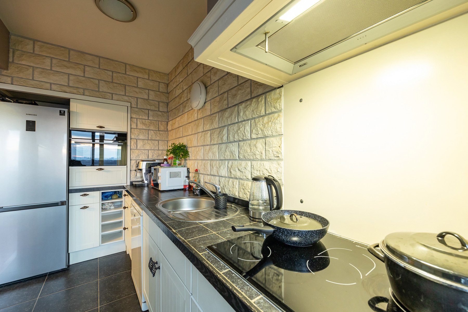 Volledig instapklaar één-slaapkamerappartement nabij het centrum van Merksem! - foto 4