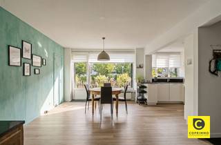 <p><span>Instapklaar gelijkvloers appartement met terras, hedendaags comfort &amp; airco!</span></p><p><span>Op een centrale en vlot bereikbare ligging bevindt zich dit volledig gerenoveerde gelijkvloers appartement, dat in 2021 grondig werd vernieuwd met oog voor kwaliteit, comfort en tijdloze materialen. Een ideale woonst voor wie zorgeloos wil wonen in een rustig kader, met alle voorzieningen op wandelafstand.</span></p><p><span> </span></p><p><span>Leefruimte &amp; keuken</span></p><p><span>De aangename leefruimte geniet van een mooie natuurlijke lichtinval dankzij de grote raampartijen. De open keuken sluit hier naadloos op aan en is volledig uitgerust met inductiekookplaat, oven, dampkap, vaatwasser, koelkast en diepvriezer. Dankzij de vele ingemaakte kasten is er meer dan voldoende opbergruimte. Doorheen het volledige appartement werd gekozen voor een kwalitatieve COREtec vloer met parketlook, wat zorgt voor een rustige uitstraling en eenvoudig onderhoud.</span></p><p><span> </span></p><p><span>Slaapkamer &amp; badkamer</span></p><p><span>De slaapkamer van ca. 12 m² is rustig gelegen en aangenaam in te richten. De badkamer is modern afgewerkt en voorzien van een inloopdouche, lavabomeubel en toilet. Daarnaast is er een praktische ruimte met aansluiting voor wasmachine en droogkast, discreet geïntegreerd in het geheel.</span></p><p><span> </span></p><p><span>Terras</span></p><p><span>Een absolute troef is het ruime terras over de volledige breedte van het appartement. Dit is mooi afgebakend met grote plantenbakken, waardoor u het hele jaar door geniet van een groen en privatief buitengevoel  ideaal om tot rust te komen.</span></p><p><span> </span></p><p><span>Comfort &amp; extras</span></p><p><span>- Volledig gerenoveerd in 2021</span></p><p><span>- Nieuwe ramen met hoogrendementsbeglazing en elektrische rolluiken</span></p><p><span>- Airco / warmtepomp voor koelen en verwarmen</span></p><p><span>- EPC C</span></p><p><span>- Privatieve kelderberging inbegrepen</span></p><p><span>- Gesloten fietsenstalling</span></p><p><span>- Parkeermogelijkheid vlak voor de deur.</span></p><p><span> </span></p><p><span>Dit appartement combineert modern wooncomfort, een doordachte indeling en een aangenaam terras op een centrale ligging, dicht bij winkels, openbaar vervoer, parken en dagelijkse voorzieningen. Een ideale keuze voor alleenstaanden, koppels of investeerders die op zoek zijn naar een instapklare woonst.</span></p>