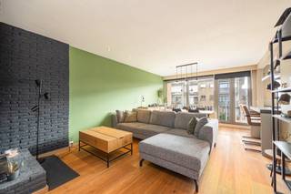 <h2>Appartement op de eerste verdieping – inclusief garage met oprit</h2>
<p><span>Nabij het centrum van <strong>Kapellen</strong> en <strong>Hoevenen</strong> bevindt zich dit instapklaar appartement op de eerste verdieping. Een ideaal <strong>startersappartement</strong> of <strong>rendabele investering</strong> dankzij de sterke ligging, conforme staat en inbegrepen garage.</span></p>
<div></div>
<h2>Indeling</h2>
<h3><strong>Inkom & leefruimte</strong></h3>
<ul>
<li>
<p><span>Inkomhal met ingemaakte kasten</span></p>
</li>
<li>
<p><span>Gastentoilet</span></p>
</li>
<li>
<p><span>Ruime woonkamer op <strong>parketvloer</strong> met directe toegang tot het <strong>balkon vooraan</strong></span></p>
</li>
<li>
<p><span>Keuken voorzien van alle toestellen + aansluiting voor wasmachine</span></p>
</li>
</ul>
<h3><strong>Slaapgedeelte & comfort</strong></h3>
<ul>
<li>
<p><span>Twee slaapkamers, waarvan één uitgerust met <strong>airconditioning</strong></span></p>
</li>
<li>
<p><span>Extra ruimte ingericht als <strong>bureau</strong> en <strong>voorraadkast</strong></span></p>
</li>
<li>
<p><span>Badkamer, <strong>gerenoveerd in 2026</strong>, voorzien van lavabo en <strong>inloopdouche</strong></span></p>
</li>
</ul>
<h3><strong>Parkeren</strong></h3>
<ul>
<li>
<p><span><strong>Garage met oprit inbegrepen -</strong> Altijd parkeerplek én extra bergruimte.</span></p>
</li>
</ul>
<div></div>
<h2>Extra informatie</h2>
<ul>
<li>
<p><span><strong>EPC label B – 121 kWh/m² jaar</strong></span></p>
</li>
<li>
<p><span><strong>Elektriciteit conform</strong></span></p>
</li>
<li>
<p><span>Gemeenschappelijke kosten: <strong>± €165/mnd</strong> (driemaandelijkse afrekening) Inclusief spaarfonds, werkkapitaal, blokpolis, onderhoud + elektriciteit GD, privé waterverbruik (tussenmeter)</span></p>
</li>
<li>
<p><span>Individuele nutsvoorzieningen</span></p>
</li>
<li>
<p><span>Verkoop onder <strong>registratiestelsel</strong></span></p>
</li>
</ul>
<div></div>
<h2>Bezoek ter plaatse</h2>
<p><span>Contacteer <strong>Vastgoed03</strong> via <strong><span>03 568 03 03</span></strong> of <strong>info@vastgoed03.be</strong> voor meer informatie of een bezoek.</span></p>