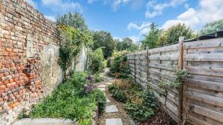 Immo3000 heeft een woning te koop op een zeer goed bereikbare locatie, op de grens tussen Kessel-Lo en Linden.<br /><br />Deze gezinswoning uit 1930 heeft een bewoonbare oppervlakte van 133 m². Het perceel van 378 m² omvat een aangename tuin, een verborgen oase waar u in alle rust kunt genieten van het buitenleven. Of het nu gaat om ontspannen op een zonnige dag of het organiseren van gezellige bijeenkomsten, deze tuin biedt tal van mogelijkheden.<br /><br />Op de benedenverdieping vinden we een leefruimte met open keuken en een recente gerenoveerde badkamer met zicht op de tuin.<br />Daarnaast beschikt de woning over twee ruime slaapkamers, ideaal voor gezinnen of als werk- of hobbyruimte.<br /><br />Dankzij de ligging bent u niet ver van natuur en rust, terwijl u toch vlot toegang heeft tot alle nodige voorzieningen in de omgeving, ideaal voor wie op zoek is naar een nieuwe thuis met veel potentieel!<br /><br />Wordt dit je nieuwe thuis? Bel 016/603000 voor een afspraak.