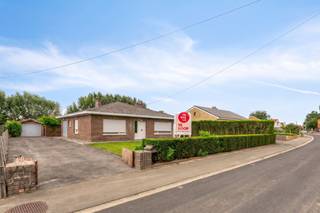 Gelijkvloerse woning te koop in de Hazewindstraat 8 te Vlamertinge. Dit huis te koop is uitermate geschikt voor wie op zoek is naar een alleenstaande gelijkvloerse woning nabij Ieper en Poperinge. Dit huis ligt op een mooi stuk grond van 873m² en heeft 2 slaapkamers (3 mogelijk), zongerichte tuin en een ruime externe garage. Deze statige, vrijstaande woning in de Hazewindstraat 8 te Vlamertinge biedt u een unieke kans om uw droomwoning te realiseren. Vraag nu je bezoek aan!<br /><br />INDELING<br />Inkomhal - woonkamer voorzien van houtkachel en airco - ruime lichtrijke leefkeuken - keukenberging - gang met apart toilet - twee slaapkamers - badkamer met lavabomeubel en ligbad - inpandige garage, mogelijk om in te richten als 3de slaapkamer - zonnige aangelegde tuin - ruime oprit en externe dubbele garage, veel parkeermogelijkheid! <br /><br />Verder heeft deze woning nog een bergzolder onder het dak.<br /><br />TROEVEN<br />- Gelegen nabij dorpskern, Ieper en Poperinge in een rustige straat<br />- Alleenstaand<br />- Volledig gelijkvloers <br />- Drie slaapkamers mogelijk <br />- Veel parkeermogelijkheid<br />- Ruime externe garage<br />- Regen & grondwaterput<br />- In te richten/renoveren volgens eigen stijl<br /><br />Deze AI-visualisaties zijn bedoeld als inspiratie. Er werd geen rekening gehouden met technische specificaties, stedenbouwkundige voorschriften of de concrete mogelijkheden tot realisatie.<br /><br />Dit pand is onderworpen aan de renovatieverplichting van de Vlaamse overheid voor residentiële gebouwen (behoudens bij sloop binnen 5 jaar na de aankoop). Consulteer voor meer informatie de website van het Vlaams Energie- en Klimaatagentschap via https://www.vlaanderen.be/een-woning-kopen/renovatieverplichting-voor-residentiele-gebouwen<br /><br />Bestuursmaatregelen in het maatregelenregister: nee
