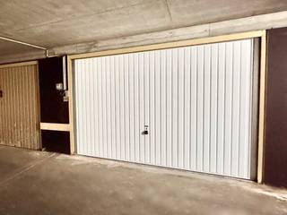 Ondergrondse en zeer ruime garagebox in het hartje van Eeklo op 1 minuut wandelen van de Markt, de Boelare, de Molenstraat en de Koning...