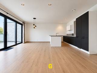 GELIEVE UITSLUITEND TE REAGEREN VIA MIJN HUURPROFIEL: https://immogoffin.mijnhuurprofiel.be/property/f7448b5f-246f-4453-ae46-9e8764cfed3d<br />Dit aantrekkelijk afgewerkt nieuwbouwappartement is gelegen op de eerste verdieping in residentie Ter Hoeven, langs de Waterstraat ter hoogte van nummer 68. <br /><br />Op slechts enkele honderden meters treft men het centrum van Munsterbilzen, met alle dagelijkse voorzieningen zoals de supermarkt, de bakker, de slager en de apotheker,.. Op vier kilometer of negen minuutjes rijden komt men in het centrum van Bilzen. Rijdt men in de andere richting, bereikt men het centrum van Genk na een veertiental minuten. <br /><br />Het appartement werd aantrekkelijk ingericht, zeer degelijk afgewerkt en volledig netjes geschilderd. Overal werd gezorgd voor passende verlichtingsarmaturen, gordijnen en in de slaapkamers elektrisch bedienbare rolluiken. De geschikte huurder zal hier goed ontvangen worden en zich snel kunnen thuis voelen, zonder al onmiddellijk deze kosten te moeten maken. <br /><br />Zeer energiezuinig en duurzaam appartement: verwarming met warmtepomp/vloerverwarming - driedubbele beglazing - 4 zonnepanelen met individuele omvormer<br /><br />INDELING/OMSCHRIJVING: <br /><br />-gemeenschappelijke inkomhal met lift en trap<br />-hal met gastentoilet en glazen deur naar de leefruimte<br />-royale leefruimte met veel lichtinval en toegang tot het terras<br />-degelijk afgewerkte keuken met eiland, oven, combi-oven, kookplaat, vaatwasser, frigo en diepvries<br />-ruim terras<br />-handige berging met technische ruimte en voorzieningen voor wasplaats<br />-nachthal<br />-eerste ruime slaapkamer (elektrisch bedienbare rolluiken)<br />-tweede slaapkamer (elektrisch bedienbare rolluiken)<br />-badkamer met grote inloopdouche<br /><br />Inbegrepen in de huurprijs is nog een standplaats en een ruime kelderberging in de ondergrondse verdieping.<br /><br />Huurprijs te verhogen met 55 euro maandelijkse provisie in de gemeenschappelijke kosten