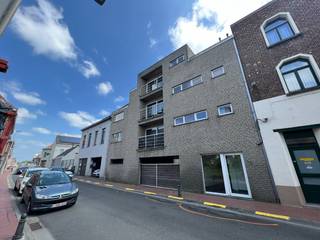 Op wandelafstand van het gezellige dorpsplein van Moerbeke bevindt zich dit instapklare appartement met twee slaapkamers.Het appartement is gelegen...