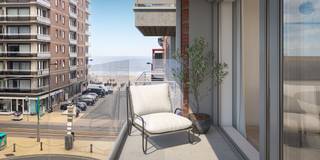 Prachtig gelegen nieuwbouw residentie met 5 verdiepingen en laterale zeezicht.<br />De Duplex gelegen op het gelijkvloers en eerste verdiep bestaat uit op: het eerste verdiep: een inkom, living met mooi zonneterras en open keuken met aanpalende berging, afzonderlijk toilet met handwasbakje; op het gelijkvloers afzonderlijk toilet, 2 badkamers met inloopdouche en lavabo met onderkast, 3 slaapkamers palend aan binnenkoer. <br /><br />Gelegen op 50 meter van zee midden in het centrum van Middelkerke.<br />In de onmiddellijke omgeving van winkels en restaurants maar toch gelegen in een rustige straat.