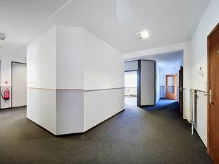 Deze veelzijdige kantoorruimte beschikt over een praktische kitchenette, ingemaakte kasten en een aangename, open indeling die flexibel kant worden ingericht volgens uw noden.Dankzij de royale oppervlakte biedt dit kantoor veel potentieel voor diverse professionele activiteiten. De aanwezige ingemaakte kasten zorgen voor extra opbergruimte en een nette omgeving. Onroerende voorheffing ten laste van huurder.Nabij Ring, A12