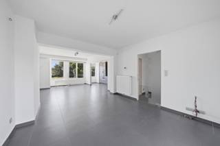 Deze verzorgde bel-étagewoning, gebouwd in 1962, is gelegen in Oostende en biedt een bewoonbare oppervlakte van 232 m². Dankzij de praktische indeling, de ruime garage, het aangename terras en de grote zolder is dit een woning met heel wat mogelijkheden voor wie op zoek is naar ruimte en comfort. De woning beschikt over pvc-ramen met dubbele beglazing, centrale verwarming op aardgas en een conforme elektrische installatie die geldig is tot 2039. Met een EPC van 364 kWh/m²/jaar (label D) is er bovendien geen renovatieverplichting.<br /><br />Op het gelijkvloers komt u binnen via de inkomhal die toegang geeft tot de ruime garage met elektrische sectionale poort. Hier bevinden zich eveneens de waterontharder, de nutsvoorzieningen, cv-ketel en de zekeringkast. Achteraan bevindt zich een praktische berging met uitgietbak, regenwaterpomp en extra opslagruimte.<br /><br />De eerste verdieping vormt het hart van de woning en omvat een lichtrijke leefruimte die via een groot hefschuifraam uitgeeft op het ruime terras op het platte dak. Aansluitend bevindt zich de open, ingerichte keuken met anderhalve spoelbak, vaatwasser, gasfornuis, oven, microgolfoven en koelkast met diepvriesvak. Verder is er op deze verdieping een apart gastentoilet aanwezig.<br /><br />Op de tweede verdieping bevinden zich twee ruime slaapkamers en een verzorgde badkamer, uitgerust met een dubbele wastafel in meubel, een spiegelkast, een inloopdouche en een handdoekradiator. Via de hal bereikt u ten slotte de ruime, geïsoleerde zolder met drie Velux-dakramen, een boiler en een chapevloer. Deze verdieping biedt heel wat potentieel en kan verder worden ingericht als 3de slaapkamer.<br /><br />Deze ruime woning combineert een praktische indeling met comfortabele woonruimtes en een uitstekende basis voor wie op zoek is naar een instapklare woning met uitbreidingsmogelijkheden op een vlot bereikbare ligging in Oostende.<br /><br />Interesse? Contacteer ons en plan uw bezoek in!