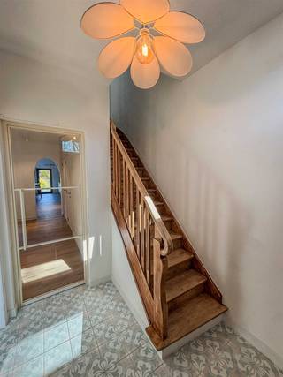 Gezellige thuis te koop in een rustige wijk te Stabroek<br /><br />Deze volledig gerenoveerde woning met 2 à 3 slaapkamers biedt jou de kans om echt thuis te komen. Enerzijds is er een goede verbinding naar Antwerpen en is het vlakbij het centrum en de winkels gelegen en anderzijds kan je in alle rust genieten van het groen en de fluitende vogels. <br /><br />Beneden kom je terecht in een authentieke inkomhal die toegang geeft tot een gezellige living. Er is een apart bureau aanwezig op het gelijkvloers dat ook kan gebruikt worden als speelkamer of als praktijkruimte. Verder is er ook een gastentoilet. De open ruimte biedt plaats aan een leuke eethoek met zicht en toegang op de grote tuin en de ruime, volledig ingerichte keuken. De keuken geeft toegang tot het heerlijk zonnige terras. <br /><br />De authentieke houten trap leidt je naar een ruime slaapkamer, de warm ingerichte badkamer (met badkamermeubel, toilet en inloopdouche) en een kleinere slaapkamer die perfect dienst kan doen als babykamer of dressing. Via de spiltrap kom je terecht in een ruime slaapkamer met veel lichtinval dankzij 2 grote veluxen. <br /><br />Tenslotte is er ook een kelder aanwezig.<br /><br />Je kan rekenen op een lage energiefactuur dankzij de hoge isolatie in zowel dak, muren als vloeren en dankzij de vloerverwarming en het hoogrendementsglas in de gloednieuwe ramen. <br /><br />Ben je benieuwd naar meer?<br /><br />Voor een bezichtiging, laat even een seintje via stef@white-raven.be of 0494 63 35 41.<br />