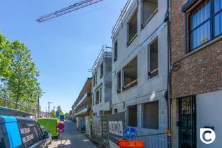 <p><span>In het centrum van Mortsel verrijst het nieuwbouwproject Evergreen!</span></p><p><span> </span></p><p><span>Het project omvat maar liefst 16 energiezuinige, moderne appartementen, verspreid over twee gebouwen rond een ruime en rustige binnentuin.</span><span><br /></span><span>Evergreen is een toonbeeld van duurzaam en comfortabel wonen, waarbij milieuvriendelijke oplossingen centraal staan.</span><span><br /></span><span>Bewoners profiteren hier van een toekomstgerichte leefomgeving die innovatie en leefkwaliteit perfect combineert.</span></p><p><span> </span></p><p><span>Dit appartement met twee slaapkamers en een oppervlakte van ongeveer 88 m² is gelegen op de derde verdieping van blok A aan de Liersesteenweg 212 in Mortsel.</span></p>