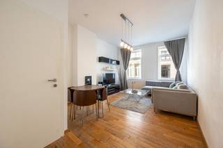 Bekijk alvast de videotour, het grondplan, EPC, asbestattest en de elektrische keuring via de Wellimmo-site ('documenten')<br /><br />Op zoek naar een instapklaar 1-slaapkamerappartement op toplocatie in Antwerpen? Dit lichtrijke appartement bevindt zich in de gegeerde Universiteitswijk, ter hoogte van Klapdorp – een levendige buurt tussen het historische centrum en het Eilandje.<br /><br />Het appartement beschikt over een aangename leefruimte, een aparte slaapkamer en een praktische indeling die zorgt voor een comfortabel woongevoel. De mooie parketvloer, doorgetrokken in zowel de leefruimte als de slaapkamer, zorgt voor een warme en verzorgde uitstraling.<br /><br />Gelegen op de eerste verdieping van een kleinschalig gebouw geniet je hier van de perfecte balans tussen rust en stadsleven. De ligging is zonder twijfel een van de grootste troeven: omringd door leuke adressen, winkels en met alles op wandelafstand, is dit een plek waar het bijzonder aangenaam wonen is.<br /><br />Het appartement behaalt momenteel reeds een gunstig EPC-label, opgemaakt vóór de plaatsing van de nieuwe ramen en een aankomende gevelreno. Bovendien is de gevelisolatie + gevelpleister reeds goedgekeurd (Zie 3D in de fotoreeks*) en gepland, waardoor het gebouw weer zal stralen en wat bovendien mooie vooruitzichten biedt naar de toekomst toe op vlak van energiezuinigheid en wooncomfort.  De maandelijkse kosten bedragen €140 (inclusief verwarming, water, syndicus, blokpolis,....en incl een bedrag van 44€ aan financiering die de VME heeft aangegaan voor deze gevelreno. Laag KI:519€!<br /><br />Ideaal voor starters, als pied-à-terre of als slimme investering op een sterke locatie.<br /><br />📩 info@wellimmo.net of 📞 03/225 00 68 voor meer info of een bezoek<br /> 