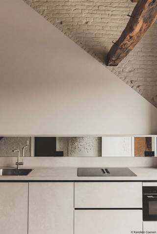 Luxe duplex loft op de tweede verdieping met 2(+1) slaapkamers, ruim terras en optioneel een staanplaats, gelegen in het centrum van Maaseik. In het...