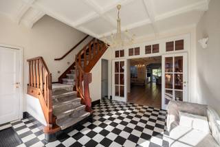 Locatie
Dit charmante herenhuis is gelegen op de Herentalsebaan in Deurne, vlak onder het Rivierenhof. Dankzij de centrale ligging bevinden winkels, scholen, openbaar vervoer en belangrijke invalswegen zich op korte afstand.
Indeling
Via de authentieke inkomhal komt u in de lichtrijke leefruimte met open, volledig geïnstalleerde keuken en toegang tot de tuin. Op de eerste verdieping bevinden zich een masterbedroom, een tweede ruime kamer en een badkamer met ligbad. De tweede verdieping is ingericht als een apart appartement met leefruimte, keuken, twee slaapkamers en een vernieuwde badkamer. Verder beschikt de woning over een kelder, garage, oprit en zonnige tuin.
Troeven
• 284 m² bewoonbare oppervlakte
• Mogelijkheid tot kangoeroewonen
• Garage en oprit voor meerdere wagens
• Zonnige tuin en ruim terras
• Authentieke elementen
• Centrale ligging nabij Rivierenhof
Technisch
• EPC 233 kWh/m² (label C – geen renovatieplicht)
• PVC ramen met hoogrendementsglas
• Dak geïsoleerd
• CV op aardgas (condensatieketel 2013)
Vragen of bezoek plannen? +32 473 39 56 41 of 03 345 88 99
Benieuwd naar de waarde van uw woning? Vraag een vijrblijvende schatting aan bij charlotte@bauwensvastgoed.be