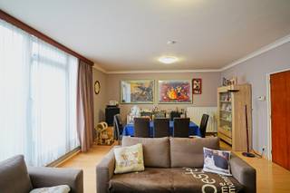 Dit ruime en lichtrijke appartement met twee slaapkamers is gelegen in een rustig en kleinschalig gebouw in Melsele. De leefruimte geniet van...