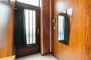 Ben je op zoek naar een leuke renovatiewoning met veel potentieel? Dan is deze woning zeker iets voor jou!Deze woning heeft als grote troef 2...