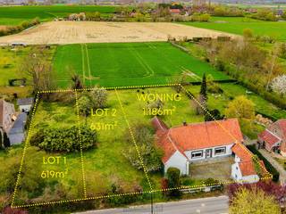 <strong>CHARMANTE BOUWGROND</strong> voor <strong>HALFOPEN BEBOUWING</strong> met landelijke ligging in het <strong>PITTORESKE HOREBEKE</strong>. Dit perceel van <strong>CA. 619M²</strong>, met een breedte van ca. 12 meter en een diepte van ca. 50 meter, vormt de ideale basis voor wie een <strong>RUIME ÉÉNGEZINSWONING</strong> wil realiseren in de Vlaamse Ardennen. De bouwvoorschriften laten een <strong>VOORGEVELBREEDTE VAN ONGEVEER 9 METER</strong> toe, met een maximale bouwdiepte van 15 meter op het gelijkvloers en 12 meter op de verdieping. Zowel een hellend als een plat dak is mogelijk, en ook een <strong>BIJGEBOUW TOT 40 M²</strong> behoort tot de mogelijkheden. De oriëntatie met zuidoostelijke voorgevel en noordwestelijke tuin biedt <strong>AANGENAME LICHTINVAL EN EEN FIJNE TUINBELEVING</strong>. Gelegen langs de Korsele geniet u hier van een <strong>RUSTIGE, GROENE WOONOMGEVING</strong> met <strong>VLOTTE VERBINDINGEN NAAR OUDENAARDE EN OMLIGGENDE GEMEENTEN</strong>.<br /><br />Adres: Korsele links nst nr. 11 te Horebeke<br /><br />Geen bouwverplichting; P-score: B