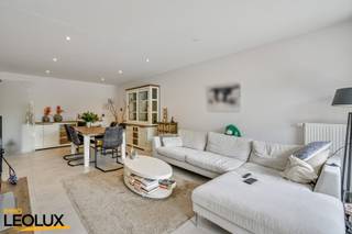 Immo Leolux stelt met trots dit prachtig gelegen appartement voor, centraal in Merchtem en omgeven door groene zichten.Bij het binnenkomen wordt...