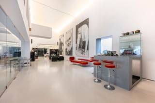 Luxueuze moderne polyvalente ruimte ca. 800m2 gelegen op het trendy Zuid in Residentie Hoopnatie, met zicht op de Scheldekaaien naast het Museum...