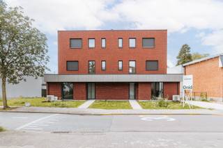 <p>Op de Vremdesesteenweg 35A te Boechout bevindt zich deze energiezuinige nieuwbouwwoning, ideaal gelegen vlakbij het dorpscentrum en tegelijk aansluitend op de rustige Schaliehoevewijk, aan de rand van de Molenbeekvallei. Een locatie waar bereikbaarheid en groen harmonieus samenkomen.</p><p>De woning werd gerealiseerd met bijzondere aandacht voor duurzaam, gezond en toekomstgericht wonen. Moderne bouwtechnieken worden hier gecombineerd met het gebruik van natuurlijke en ecologisch verantwoorde materialen, wat bijdraagt aan een aangenaam en stabiel woonklimaat en een uitgesproken wooncomfort. De constructie is doordacht opgebouwd, met oog voor circulair bouwen en een doorgedreven isolatie.</p><p>Op het gelijkvloers vinden we de inkomhal met ruime berging/technische ruimte en gastentoilet. Via een steel‑look glazen deur kom je in de lichtrijke leefruimte met open, volledig uitgeruste keuken en kookeiland. Grote raampartijen zorgen voor een sterke connectie met de tuin waar je ook een zeer praktische garage hebt met oprit voor meerdere wagens.</p><p>De eerste verdieping omvat een master bedroom, een apart bureel (of extra slaapkamer), een afzonderlijk toilet en een badkamer met inloopdouche. Op de tweede verdieping bevinden zich nog twee slaapkamers, een tweede badkamer en apart toilet.</p><ul><li>Uitzonderlijke energieprestatie</li><li>Zonnepanelen</li><li>Hoge afwerkingsgraad</li><li>Garage met oprit voor meerdere wagens</li><li>Prijs excl. BTW, registratierechten en aansluitingskosten (meer info via kantoor)</li></ul>