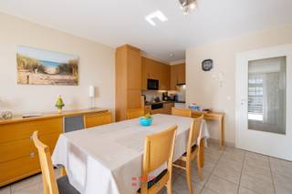 Bent u op zoek naar een appartement waar zee én duinen hand in hand gaan? Dan is dit uw kans! Dit appartement bevindt zich op een uiterst centrale locatie, middenin het hart van Nieuwpoort-Bad, en biedt u een uniek dubbel uitzicht: aan de ene kant de zee, aan de andere kant het weidse groen van de duinen.<br /><br />Dankzij de zuidwest oriëntatie geniet u hier van de zon tot in de late namiddag, en dat op het ruime terras waar het heerlijk toeven is voor wie graag buiten leeft. Voor de echte zonnekloppers is dit dan ook een echte voltreffer!<br /><br />Het appartement zelf telt 2 volwaardige slaapkamers, aangevuld met een handige slaaphoek, waardoor dit appartement ruimte biedt voor het volledige gezin of voor wie regelmatig bezoek krijgt. Bovendien wordt het appartement gemeubeld aangeboden, zodat u zich over een lastige verhuis geen zorgen hoeft te maken!<br /><br />Een appartement met een uniek uitzicht, alle zon die u zich maar kan wensen en een centrale ligging in Nieuwpoort-Bad. Binnenkort het uwe?!<br /><br />EPC: 199.
