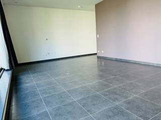 <p>Dit gezellig en lichtrijk appartement is gelegen op de 3<sup>e</sup> verdieping en beschikt over een inkomhal met een vestiaire en gastentoilet, een gezellige woonkamer van waar u via een schuifraam het groot terras bereikt en u kunt genieten van het mooie uitzicht op de Schelde, een open ingerichte keuken, een berging met plaats voor wasmachine en droogkast, 2 ruime slaapkamers (16 m² en 12 m²) en een badkamer uitgerust met dubbele lavabo, douche, ligbad en een 2<sup>e</sup> toilet. Lift aanwezig.</p>
<p>In de kelder zijn een autostaanplaats en 2 kelderbergingen aanwezig.</p>
<p>Dit energiezuinig appartement (energielabel A) is uitgerust met screens en een automatische zonnetent en is ideaal gelegen, vlak aan de Schelde, ideaal voor wandel- en fietsliefhebbers. Op wandelafstand van winkels en horeca. Goede verbinding via N16 en E17.</p>
<p>Huurprijs : € 1.090 + € 75 gemeenschappelijke kosten. Onmiddellijk beschikbaar.</p>