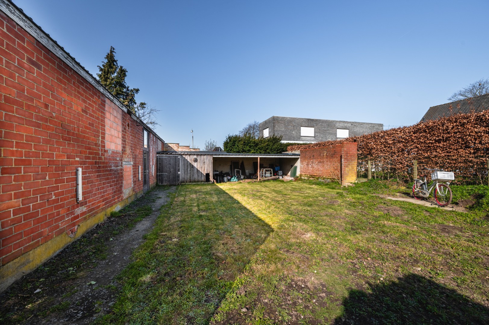 Alleenstaande en bijhuis op ongeveer 809 m² te Torhout. - foto 4