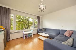<p><span>Lichtrijk hoekappartement met 3 slaapkamers en terras in Borgerhout!</span></p><p><span>Centraal gelegen met tal van winkels, gezellige horecazaken en een vlotte verbinding met het openbaar vervoer en belangrijke invalswegen.</span></p><p><span> </span></p><p><span>Dit appartement van </span><span>94m²</span><span> (cfr. EPC) is gelegen op de </span><span>4de verdieping</span><span> van een goed onderhouden gebouw en is bereikbaar via </span><span>lift of trap</span><span>.</span></p><p><span>Bij het betreden van de inkomhal krijgen we meteen toegang tot alle ruimten. Eerst komen we in de </span><span>ruime leef- en eetruimte</span><span> dewelke geniet van </span><span>veel lichtinval </span><span>dankzij de grote raampartijen.</span></p><p><span>De </span><span>gesloten keuken </span><span>is </span><span>volledig geïnstalleerd</span><span> en geeft ons toegang tot het</span><span> terras</span><span>.</span></p><p><span> </span></p><p><span>Het appartement beschikt over </span><span>3 volwaardige slaapkamers</span><span> (16m², 11m², 9m²).</span></p><p><span>De </span><span>badkamer</span><span> is voorzien van een ligbad, wastafel en een aansluiting voor wasmachine. Tenslotte is er een </span><span>apart toilet</span><span> aanwezig.</span></p><p><span> </span></p><p><span>Troeven: </span></p><ul><li><span>EPC C</span></li><li><span>Veel lichtinval</span></li><li><span>3 slaapkamers</span></li><li><span>Lift aanwezig</span></li><li><span>CV op gas</span></li></ul><p><span> </span></p><p><span>Vrijblijvend advies met gratis schatting van uw eigendom? Neem gerust contact met ons op! </span></p><p><span> </span></p><p><span>Jessica Wojcik</span></p><p><span><span>Jessica@homeforyou.be</span></span></p><p><span>+32 488 24 97 20</span></p><p><span>7/7 bereikbaar</span></p><p><span> </span></p>