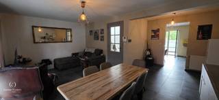 <u><strong>PLUSPUNTEN:</strong></u><br />+ Energiezuinig<br />+ Privatieve garage<br />+ Min. 3 slaapkamers<br />+ Nabij centrum, openbaar vervoer en winkels<br /><br />Deze woning biedt alles wat je nodig hebt om comfortabel te wonen in de stad inclusief een garage, wel zo handig voor makkelijk parkeren en extra opslagruimte. Zo staat je wagen altijd veilig en droog binnen. Momenteel wordt de garage ter beschikking gesteld aan een huurder. Het woongedeelte bevindt zich op de 1ste en 2de verdieping. <br /><br />Bij binnenkomst word je verwelkomd in de inkomhal die toegang geeft tot een polyvalente ruimte met aparte ingang en wasplaats. Dankzij deze aparte ingang is de voorste ruimte geschikte voor diverse doeleinden mits de juiste technische aanpassingen: (thuis)kantoor, bergruimte of extra slaapkamer zijn slechts een paar voorbeelden. Dit maakt de woning bijzonder flexibel en geeft je volop mogelijkheden om de woning aan te passen aan jouw woonwensen.<br /><br />De trap leidt je naar het woongedeelte. Via de overloop kom je in de gezellige woonkamer met grote raampartijen waar het het hele jaar door goed toeven is. Aansluitend bevindt zich de eetkamer met toegang tot het overdekt terras. In de keuken heb je de mogelijkheid om deze volledig naar eigen smaak verder in te richten.<br /><br />Op de 2de verdieping vind je 3 ruime slaapkamers, waarvan één beschikt over een eigen dressing en <em>ensuite</em> badkamer. De badkamer is uitgerust met een lavabo, toilet, douche én bad zodat je kan kiezen voor een verfrissende douche of een ontspannend bad. <br /><br />De gunstige ligging nabij het centrum zorgt ervoor dat je gemakkelijk toegang hebt tot het openbaar vervoer en alle voorzieningen die de stad te bieden heeft. Tegelijk zijn ook de vele fiets- en wandelroutes die Haspengouw rijk is vlakbij. Kom deze karaktervolle woning dus snel met eigen ogen ontdekken!<br /><br />Voor de keuken en polyvalente ruimte zijn offertes beschikbaar ter inspiratie.<br />De garage is een aparte kavel. Indien men vooral interesse zou hebben in de woning en niet onmiddellijk nood heeft aan een garage, kunnen woning en garage afzonderlijk worden verkocht. Overleg mogelijk.<br /><br />* Kadastraal is de woning een appartement en maakt zij deel uit van een kleinschalige residentie van 3 wooneenheden. <br /><br /><u><strong>CONTACT:</strong></u><br />Zie jij ook de vele troeven van deze charmante woning?<br />Contacteer mij voor meer info of een vrijblijvende bezichtiging via 011/49.75.90.<br /><br /><em>De vermelde oppervlaktes zijn slechts indicatief. Katrien Wouters - creating IMMOtions kan niet verantwoordelijk gesteld worden voor de juistheid van de aan haar verstrekte gegevens.  </em>