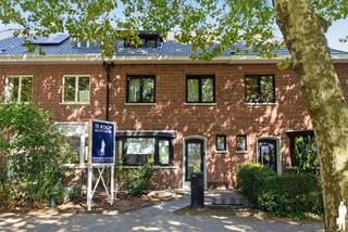 Aan een aangename, groene straat, recht tegenover het <strong>rustgevende Park de Middenvijver,</strong> bevindt zich deze recent <strong>totaalgerenoveerde </strong>woning. Dankzij het open parkzicht geniet de woning van een uitzonderlijk gevoel van ruimte en groen, zonder directe overburen.<br /><br />De combinatie van een rustige woonomgeving en een vlotte <strong>verbinding </strong>met de stad maakt deze locatie bijzonder aantrekkelijk. Het stadscentrum is snel bereikbaar met de fiets, tram of veerboot, terwijl winkels, supermarkten, scholen en andere dagelijkse voorzieningen zich vlakbij bevinden.<br /><br />De woning onderging een grondige totaalrenovatie, waarbij <strong>kwaliteit</strong>, comfort en een hedendaagse uitstraling centraal stonden. Lichtrijke leefruimtes, een stijlvolle afwerking en een groene tuin maken het geheel volledig instapklaar.<br /><br />Gelijkvloerse verdieping<br />- Ruime inkomhal met voldoende plaats voor jassen en schoenen<br />- Afzonderlijk <strong>gastentoilet</strong><br />- Glazen deur naar de lichtrijke en modern afgewerkte leefruimte<br />- <strong>Open </strong>keuken met hedendaagse uitstraling en alle nodige comfort<br />- Aangename eet- en zithoek met een mooie verbinding tussen de verschillende leefruimtes<br />- Praktische, <strong>geïntegreerde </strong>berging<br />- Groot schuifraam met rechtstreeks zicht op en toegang tot de <strong>tuin</strong><br />- Veel natuurlijke lichtinval en een sterk gevoel van binnen-buitenleven<br /><br />Eerste verdieping<br />- Twee <strong>volwaardige </strong>slaapkamers<br />- Stijlvolle badkamer voorzien van: ligbad, inloopdouche, en dubbele wastafel<br /><br />Tweede verdieping<br />- <strong>Royale </strong>masterbedroom met een aangename, private sfeer<br />- Maatwerk met ingemaakte kasten voor veel opbergruimte<br /><br />Tuin<br />- Een <strong>groene </strong>en uitgestrekte tuin, een heerlijke plek voor lange zomeravonden, een rustig ontbijt of gezellige momenten<br /><br />Algemeen<br />- Recent en grondig totaalgerenoveerde woning<br />- Hoogwaardige en <strong>hedendaagse </strong>afwerking<br />- EPC-label B<br />- <strong>Conforme </strong>elektrische keuring<br />- Open en <strong>groen </strong>uitzicht op Park de Middenvijver<br />- Uitstekende verbinding met het stadscentrum<br />- Een uitzonderlijke combinatie van groen en stadsleven<br /><br />Een instapklare buitenkans voor wie ruimte, kwaliteit en bereikbaarheid wil verenigen met rust en groen. Graag een bezoek? Contacteer ons via waasland@deboerenpartners.be of bel naar 03.377.55.00
