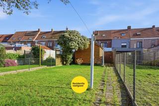 Deze verzorgde rijwoning bevindt zich in het centrum van Zwevegem, op wandelafstand van de Groene Kouter en diverse voorzieningen. De woning werd doorheen de jaren reeds deels gerenoveerd, met onder meer nieuwe ramen en deuren (2006), een HR-ketel (2024), zonnepanelen (2023) en een vernieuwde badkamer met inloopdouche (2023).<br /><br />Op het gelijkvloers vindt u een inkomhal, een lichtrijke leefruimte met houtkachel en schuifraam naar het overdekte terras, een ingerichte keuken en een praktische badkamer. De droge kelder biedt extra bergruimte. Op de eerste verdieping bevinden zich twee slaapkamers en een bureau, met toegang tot de zolderverdieping via een vaste trap. De zolder omvat een extra kamer en bergruimte.<br /><br />De woning beschikt bovendien over een verrassend diepe tuin van ca. 297 m² met overdekt terras, tuinhuis, serre en wandelpad. Achteraan het perceel bevindt zich een ruime garage met toegang via de achterzijde. Dankzij het EPC-label D geldt er geen renovatieplicht. Een ideale woning voor wie rustig wil wonen in het centrum met een zeer ruime tuin.<br />EPC: 351 kWh/m² (Vg, Wg, Gmo, Gvkr, Gvv) Ref. OU28621