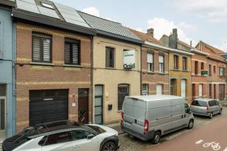 <p><strong>Deze instapklare gezinswoning</strong><span> vind je terug o</span><span>p een boogscheut van de Hobokense Polder.</span></p><p><span>Het is heerlijke vertoeven in deze groene omgeving, met een rustige fiets-/eenrichtingsstraat als extra troef.</span></p><p><span>Het levendige centrum ligt maar enkele straten verder, dus winkels en openbaar vervoer zijn toch ook vlot te bereiken.</span></p><p><br /></p><p><strong>Het gelijkvloers</strong> is ingedeeld in een inkomhal - een gezellige woonkamer - een volledig functionele, vernieuwde keuken (2020) - een badkamer met douche en aansluiting voor wasmachine - een grote, onderhoudsvriendelijke tuin met terras en tuinhuis.</p><p><strong>Op de eerste verdieping</strong> vind je de master bedroom en een tweede slaapkamer.</p><p><br /></p><ul><li>Mogelijkheid tot uitbreiding</li><li>Vernieuwde condensatieketel (2024)</li><li><span>Rustige, centraal gelegen buurt in Hoboken en toch omgeven door groen</span></li><li><span>Zuidoost gerichte tuin</span></li></ul><p><br /></p>