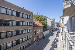<ul>
<li>Deze <strong>studio </strong>is gelegen in de Zuidstraat, een zeer centrale en toch rustige straat vlakbij de <strong>Visserskaai en het station.</strong></li>
<li>Gelegen op de <strong>3e verdieping </strong>geniet de studio van veel zon en een <strong>mooi zijdelings uitzicht.</strong></li>
<li><u><strong>Indeling</strong></u>: inkom, leefruimte met open keuken, terras, slaaphoek die momenteel is ingericht als dressing, badkamer met toilet.</li>
<li>Bijkomende kenmerken: gunstig EPC - Label B, <u><strong>meubels zijn inbegrepen in de prijs! </strong></u></li>
<li>Dit appartement kan perfect dienen als hoofdverblijfplaats of tweede verblijf.</li>
</ul>