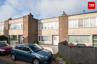Deze goed onderhouden woning is gelegen nabij het centrum van Gent, door zijn centrale en vlot bereikbare ligging kan u zich in slechts enkele minuten naar het stadscentrum begeven. In de directe omgeving kan u scholen, winkels, openbaar vervoer en parken terugvinden. Dankzij de nabijheid van de R4 en de E17 geniet u bovendien van een vlotte verbinding naar Gent en de omliggende gemeenten.<br /><br />Bij het binnenkomen betreedt u de centrale inkomhal, vanwaar u toegang heeft tot de keuken, de woonkamer, het gastentoilet en de trap naar de bovenverdieping. Zowel de woonkamer als de keuken zijn praktisch ingericht en genieten van grote raampartijen die zorgen voor een aangename lichtinval. Vanuit de keuken bereikt u de onderhoudsvriendelijke achtertuin.<br /><br />Op de bovenverdieping vindt u drie slaapkamers en een badkamer terug. De badkamer is voorzien van een ruime douche en een tweede toilet. Ook op de bovenverdieping zorgen de grote raampartijen voor voldoende lichtinval. <br /><br />De achtertuin is onderhoudsvriendelijk aangelegd en beschikt over een groot terras. Ook aan de voorkant van de woning is er een terras gelegen. Op deze manier kan u altijd de zon opzoeken. <br /><br />Tot slot is het platte dak voorzien van zonnepanelen. <br /><br />Beschikbaar bij akte!<br /><br /><br /><br />Bel Top Vastgoed voor een bezoek op 0475 700 700