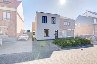 Deze knap gerenoveerde woning is gelegen in een rustige straat in het centrum van Berlaar. Op de gelijkvloerse verdieping bevinden zich een...